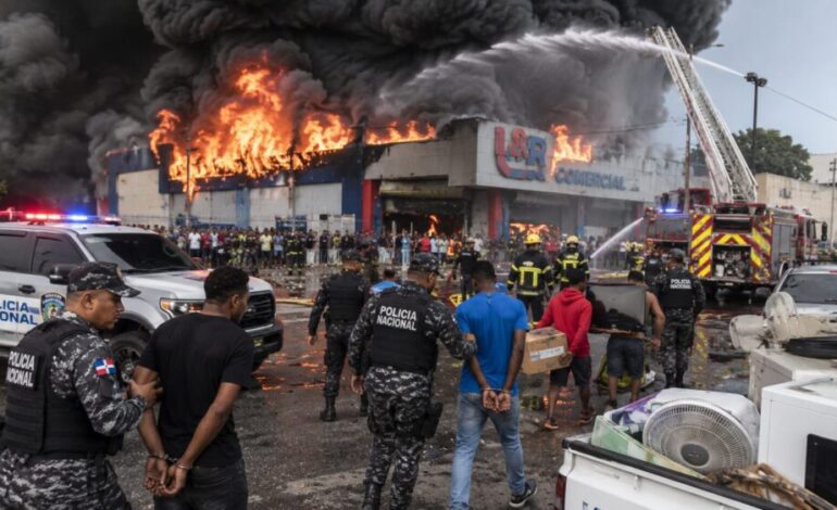 Detienen a 17 personas por saqueos durante incendio en L&R Comercial