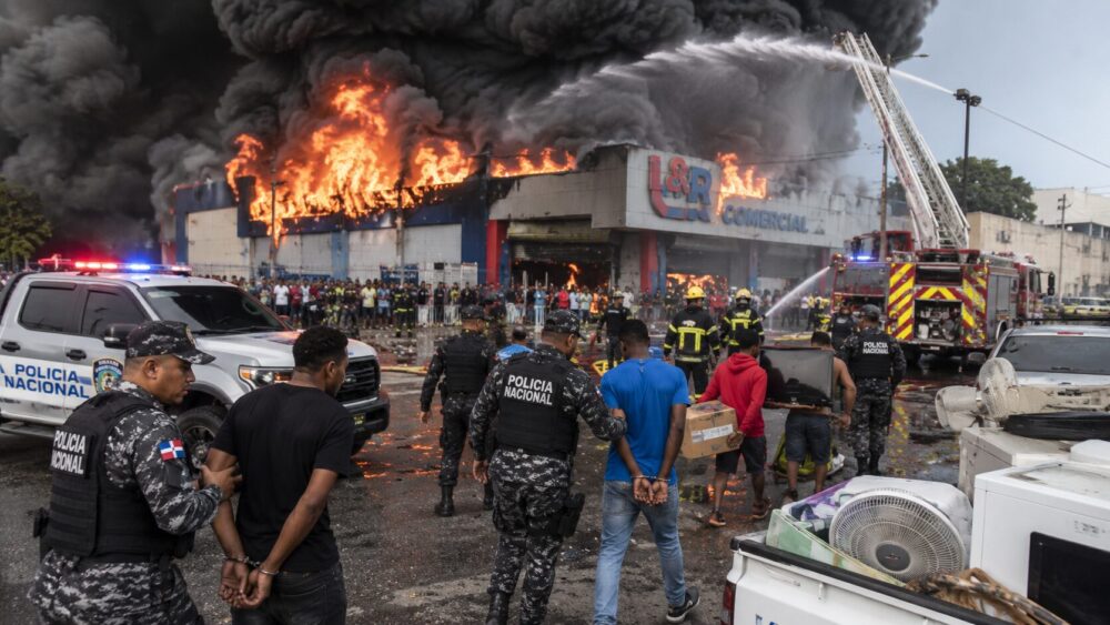 Detienen a 17 personas por saqueos durante incendio en L&R Comercial