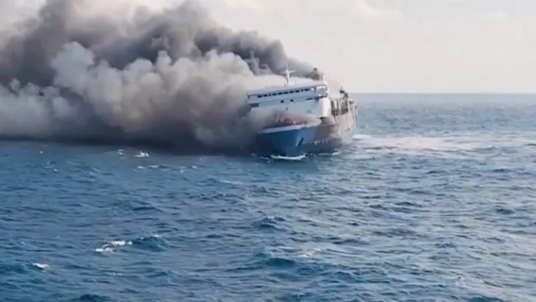 Cinco muertos tras incendio de ferry en Indonesia