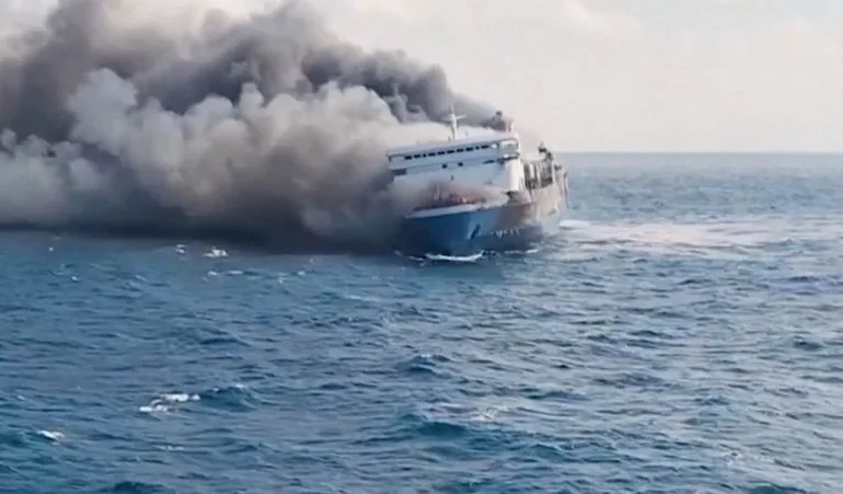 Cinco muertos tras incendio de ferry en Indonesia
