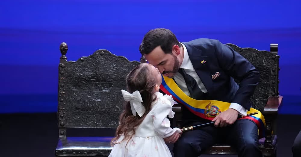 Francesca, la pequeña hija de Abelardo de la Espriella, se roba las miradas durante la ceremonia
