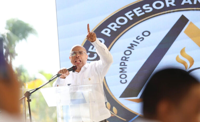 Alfredo Pacheco llama a estudiantes