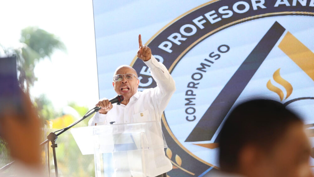 Alfredo Pacheco llama a estudiantes