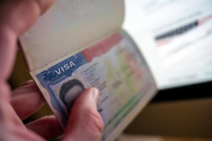 EE. UU. pausa citas para visas de inmigrante y endurece controles