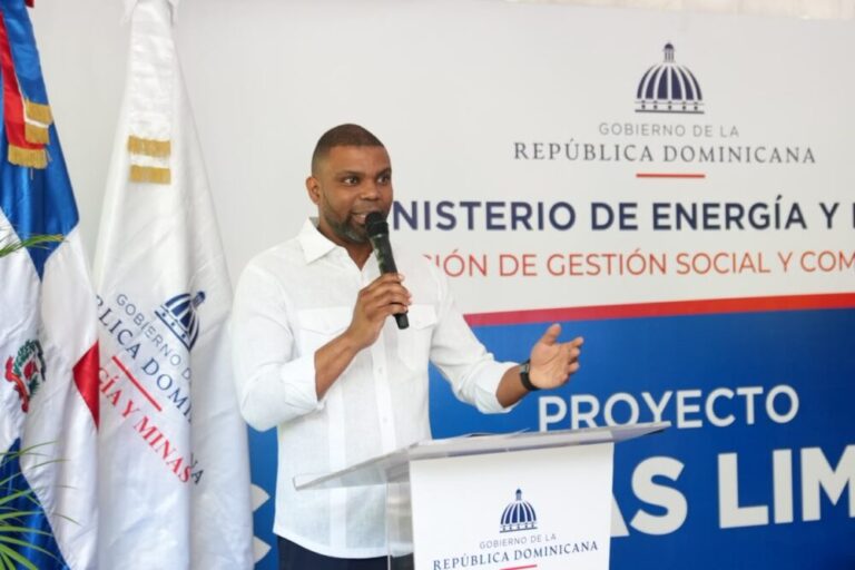 Energía y Minas entrega 125 kits de Cocinas Limpias a familias de Bahoruco