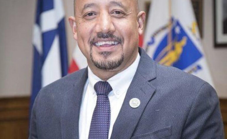 Liberan al alcalde de Lawrence tras arresto por fraude