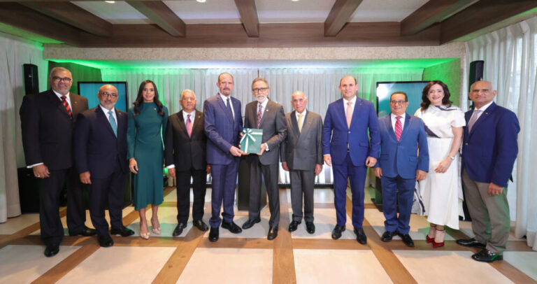 Banco Caribe rinde homenaje a Edmundo Aja por su legado y aporte al crecimiento de la institución