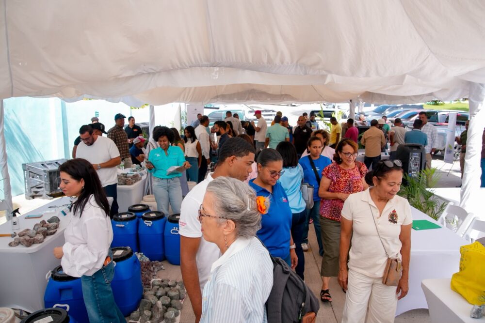 Larimar gana mercado local con feria que ofertó 15,000 libras