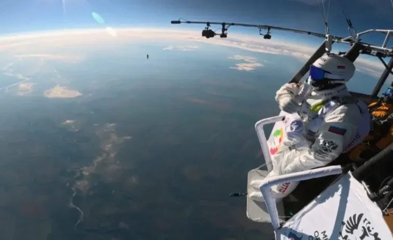 ¡Cayó del cielo! Ruso rompe récord desde la estratósfera