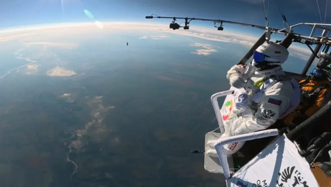 ¡Cayó del cielo! Ruso rompe récord desde la estratósfera