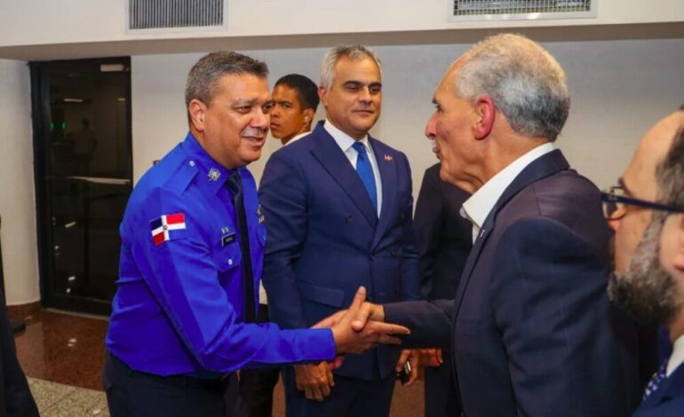 Asfura visita RD y recorre proyectos militares y frontera