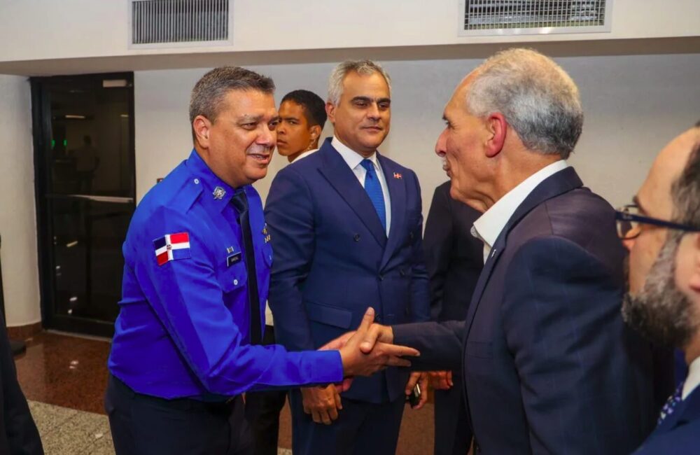 Asfura visita RD y recorre proyectos militares y frontera