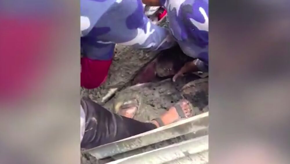 Niña de 6 años sobrevive 60 horas bajo escombros tras riada en Nepal