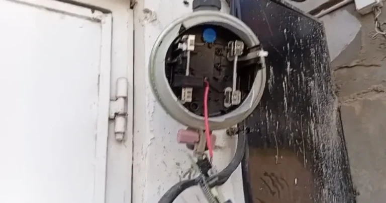 Navarrete inicia huelga de 48 horas con destrucción de contadores eléctricos