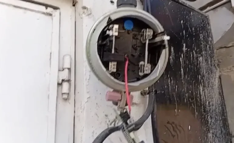 Navarrete inicia huelga de 48 horas con destrucción de contadores eléctricos
