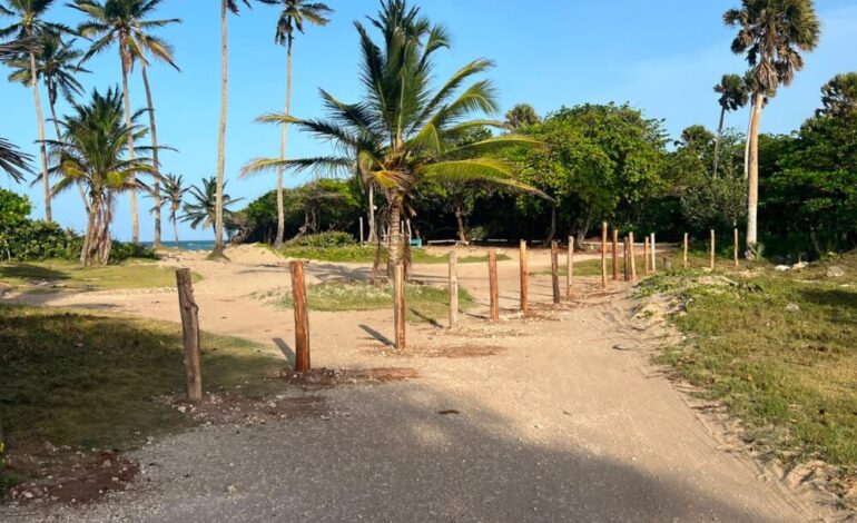Colocan pilotillos en terrenos privados de Playa Encuentro