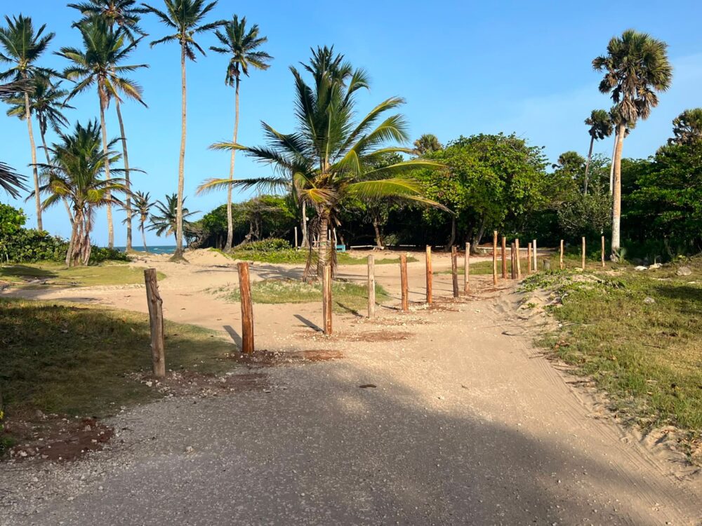 Colocan pilotillos en terrenos privados de Playa Encuentro