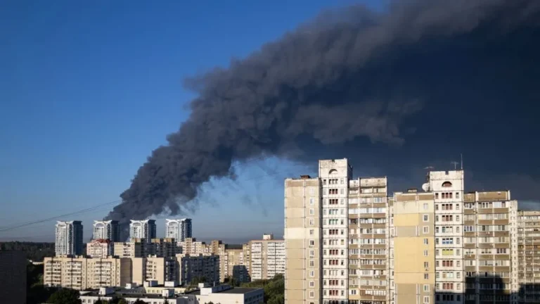Ataque ruso deja al menos 38 muertos tras explosiones en almacén cerca de Kyiv