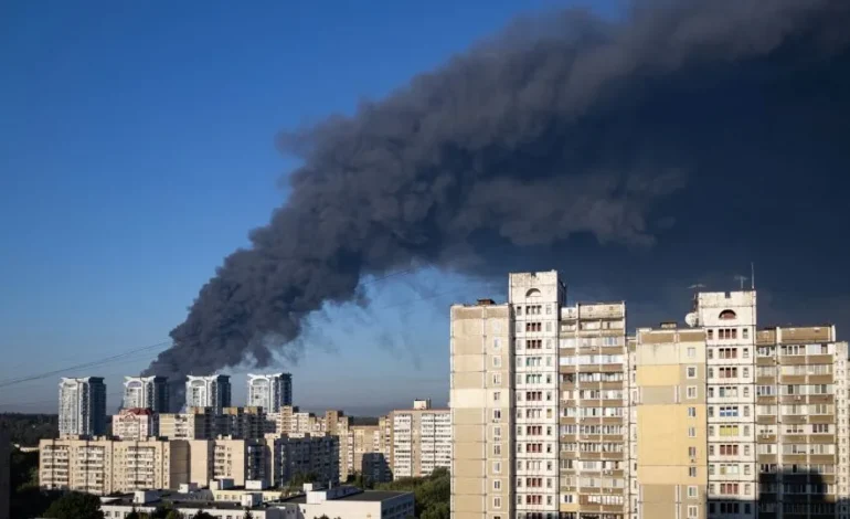 Ataque ruso deja al menos 38 muertos tras explosiones en almacén cerca de Kyiv