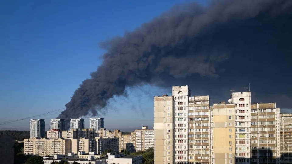 Ataque ruso deja al menos 38 muertos tras explosiones en almacén cerca de Kyiv