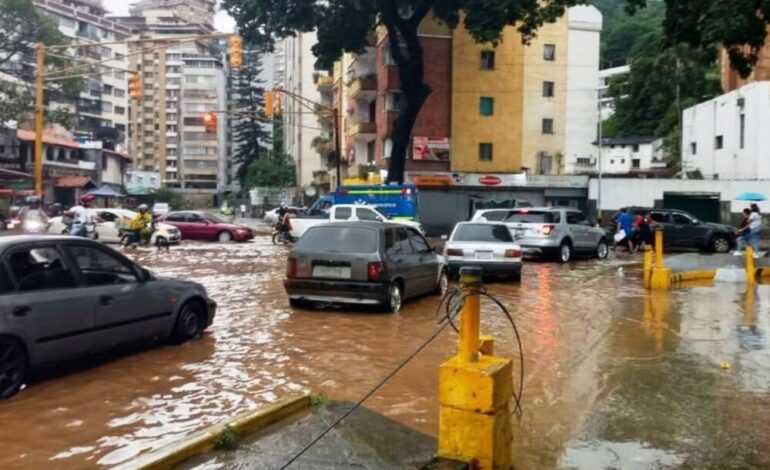Fuertes lluvias golpean Caracas y activan Protección Civil