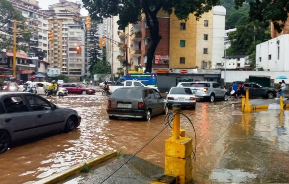 Fuertes lluvias golpean Caracas y activan Protección Civil