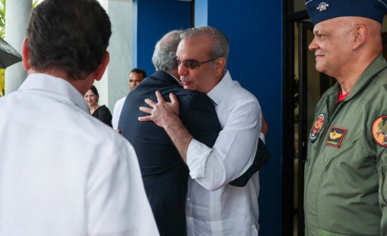 Abinader recibe a Nasry Asfura en la Base Aérea de San Isidro