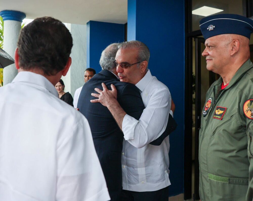 Abinader recibe a Nasry Asfura en la Base Aérea de San Isidro