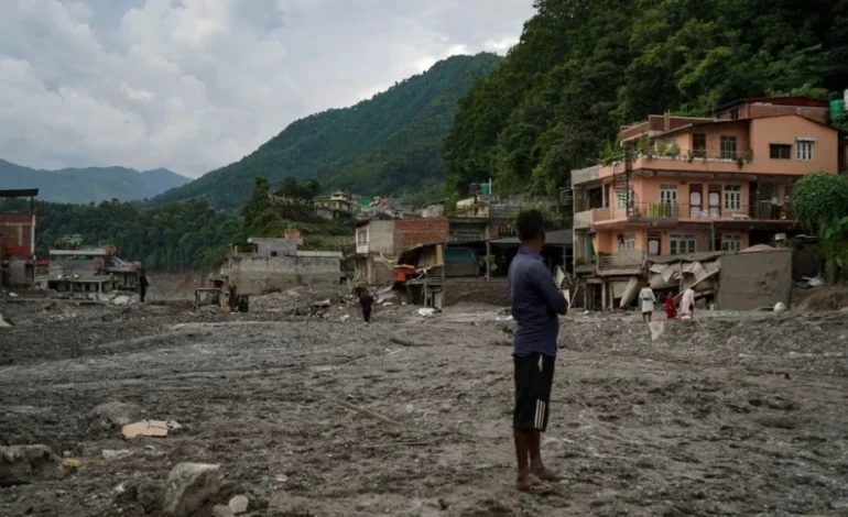 Deslave entre Nepal y China deja más de 900 muertos y 4,700 desaparecidos
