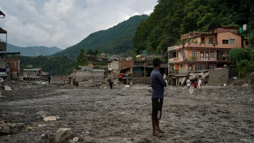Deslave entre Nepal y China deja más de 900 muertos y 4,700 desaparecidos