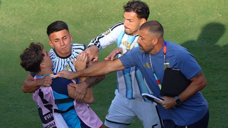 FIFA castiga a Argentina tras el Mundial: Paredes recibe 10 partidos de suspensión
