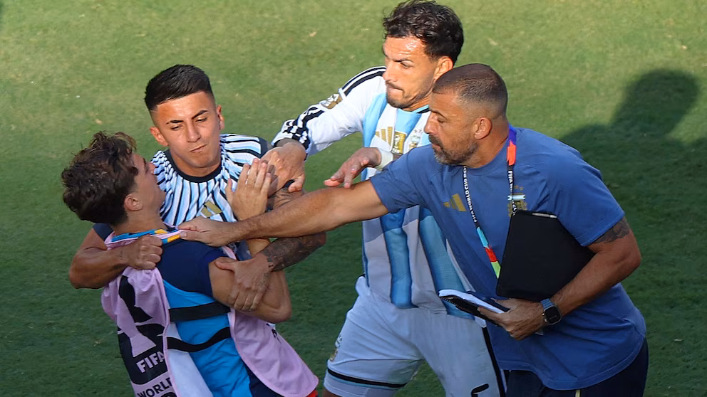 FIFA castiga a Argentina tras el Mundial: Paredes recibe 10 partidos de suspensión