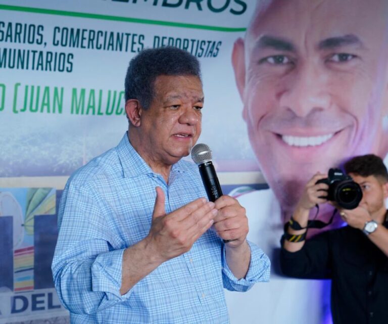 Leonel Fernández arremete contra el Gobierno y juramenta a exalcalde del PRM