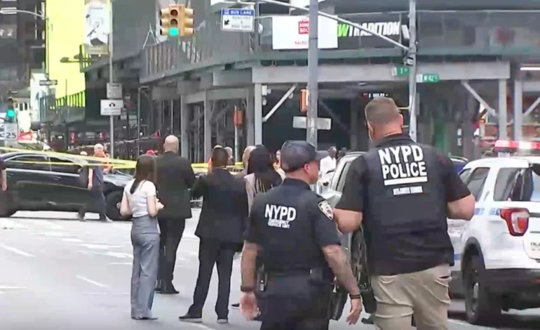 Mujer es abatida por la policía tras atacar con cuchillos en Times Square