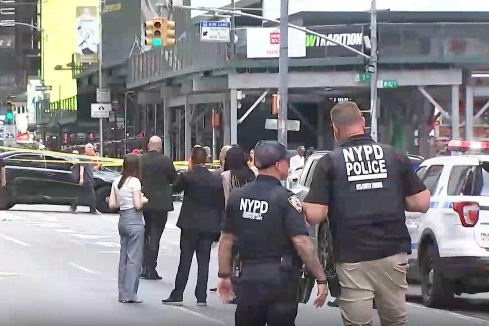 Mujer es abatida por la policía tras atacar con cuchillos en Times Square