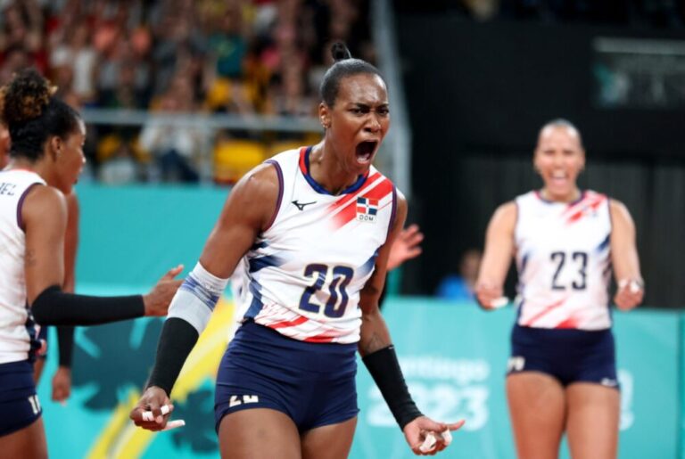 Reinas debutan con victoria