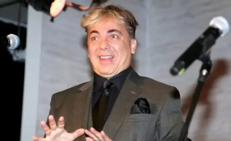 Cristian Castro se gradúa a los 51 años