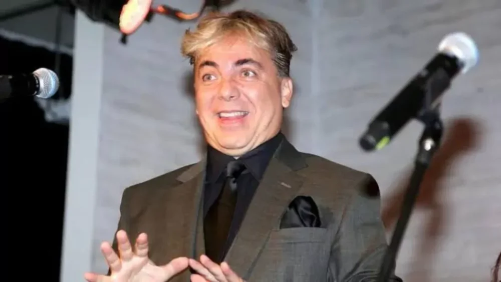 Cristian Castro se gradúa a los 51 años