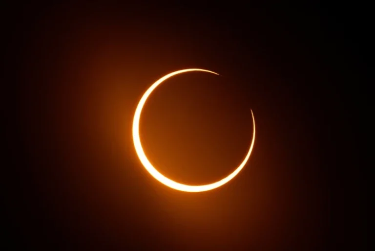 “El cielo se oscurecerá este 12 de agosto: España será uno de los mejores lugares para ver el eclipse solar total”.