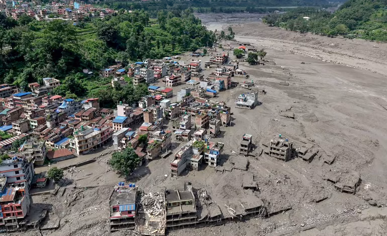 Riada arrasa puente en la frontera entre Nepal y Tíbet