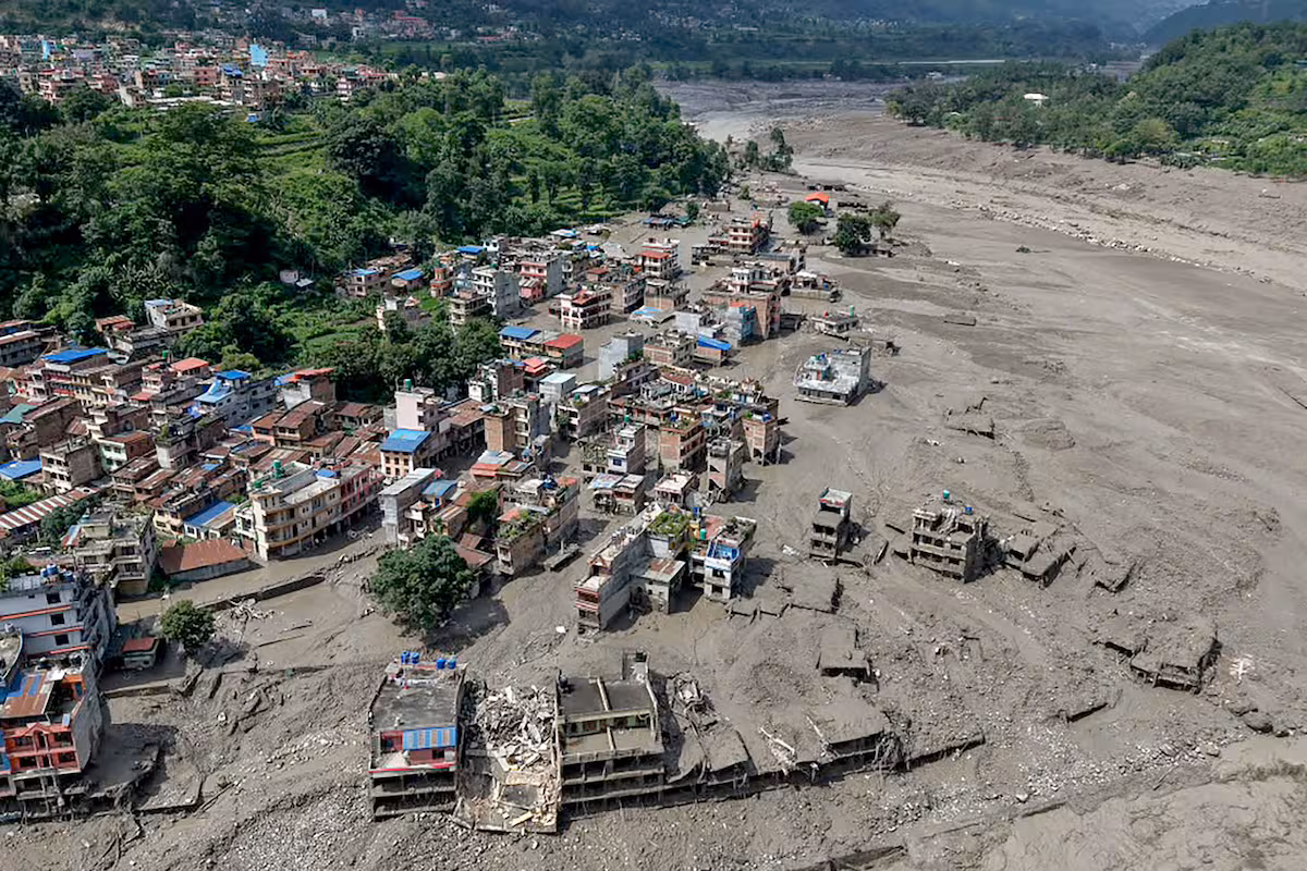 Riada arrasa puente en la frontera entre Nepal y Tíbet