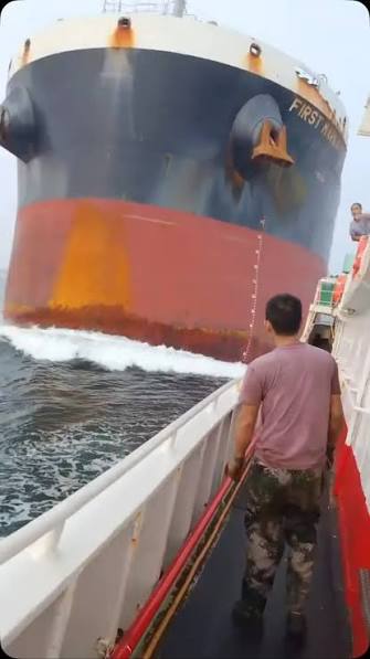 Carguero impacta pesquero chino y lo inclina en el estrecho de Singapur