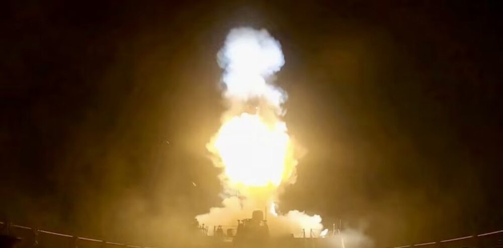 Irán lanza misiles y drones contra bases de EE. UU. tras bombardeos de Trump