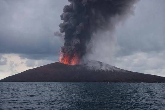 Reabren aeropuertos de Indonesia tras erupciones del Anak Krakatau