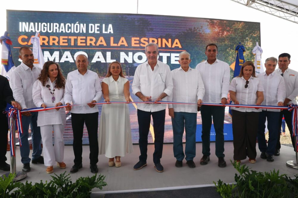 Abinader entrega carretera Las Espinas con tres nuevos puentes en Jamao al Norte