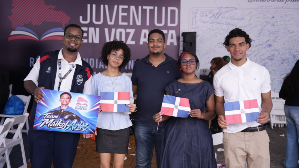 Jóvenes dominicanos rompen récord mundial con 500 horas de lectura continua