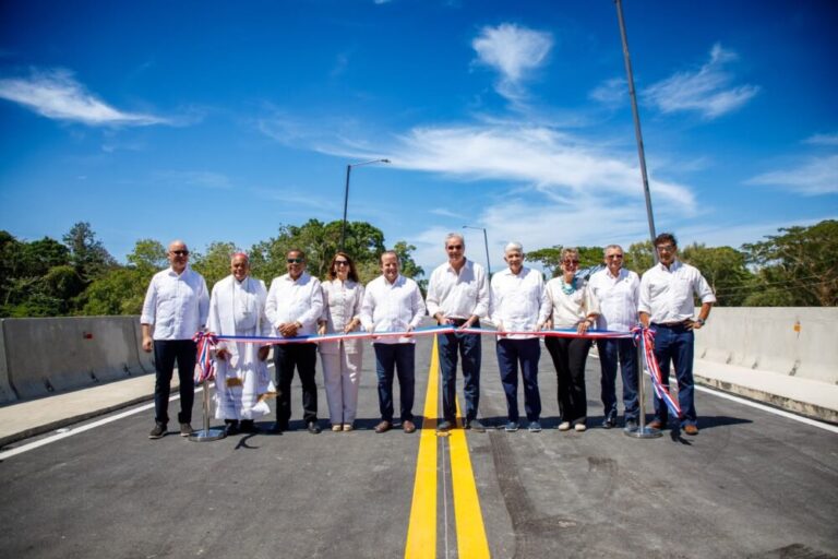 Abinader inaugura nuevo puente sobre el río Camú
