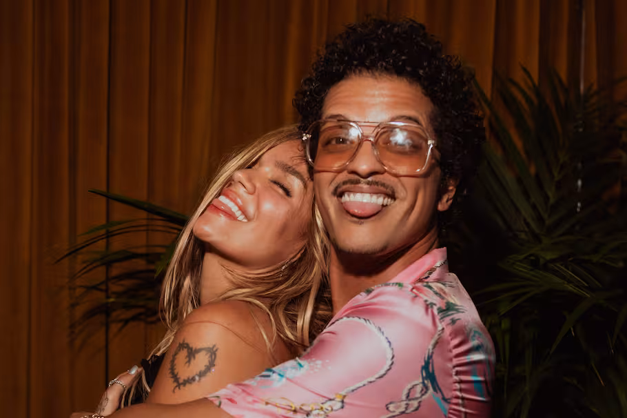 Karol G y Bruno Mars estrenan el video de “Still”