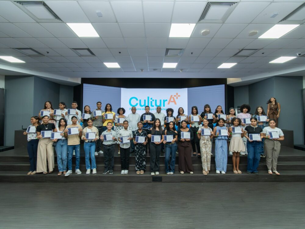 Cooperativa La Telefónica reconoce a 101 estudiantes por excelencia académica