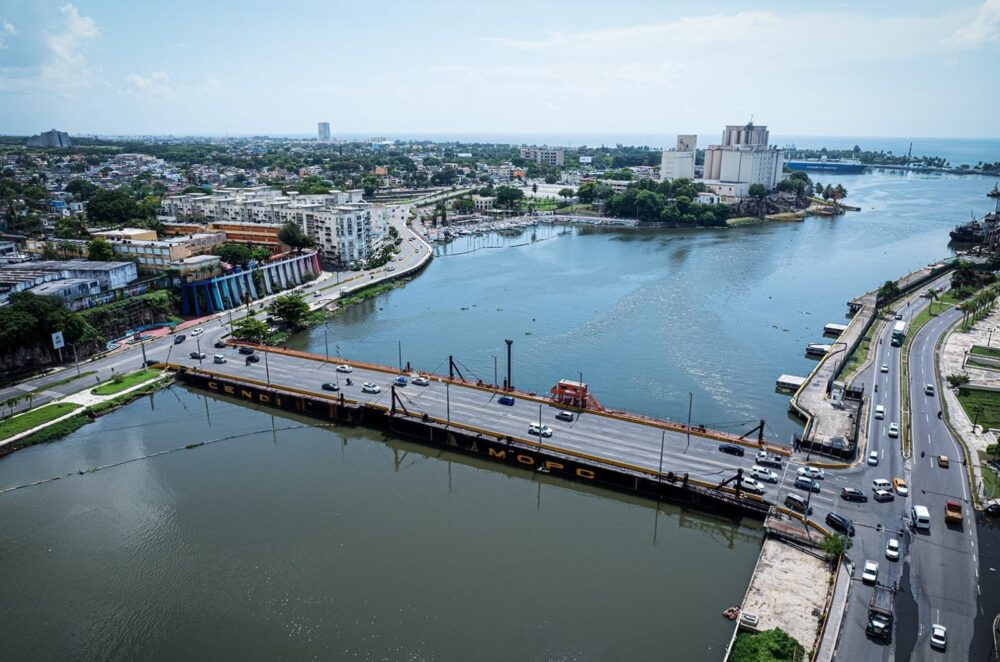 MOPC cerrará este jueves el puente flotante sobre el río Ozama por dos horas